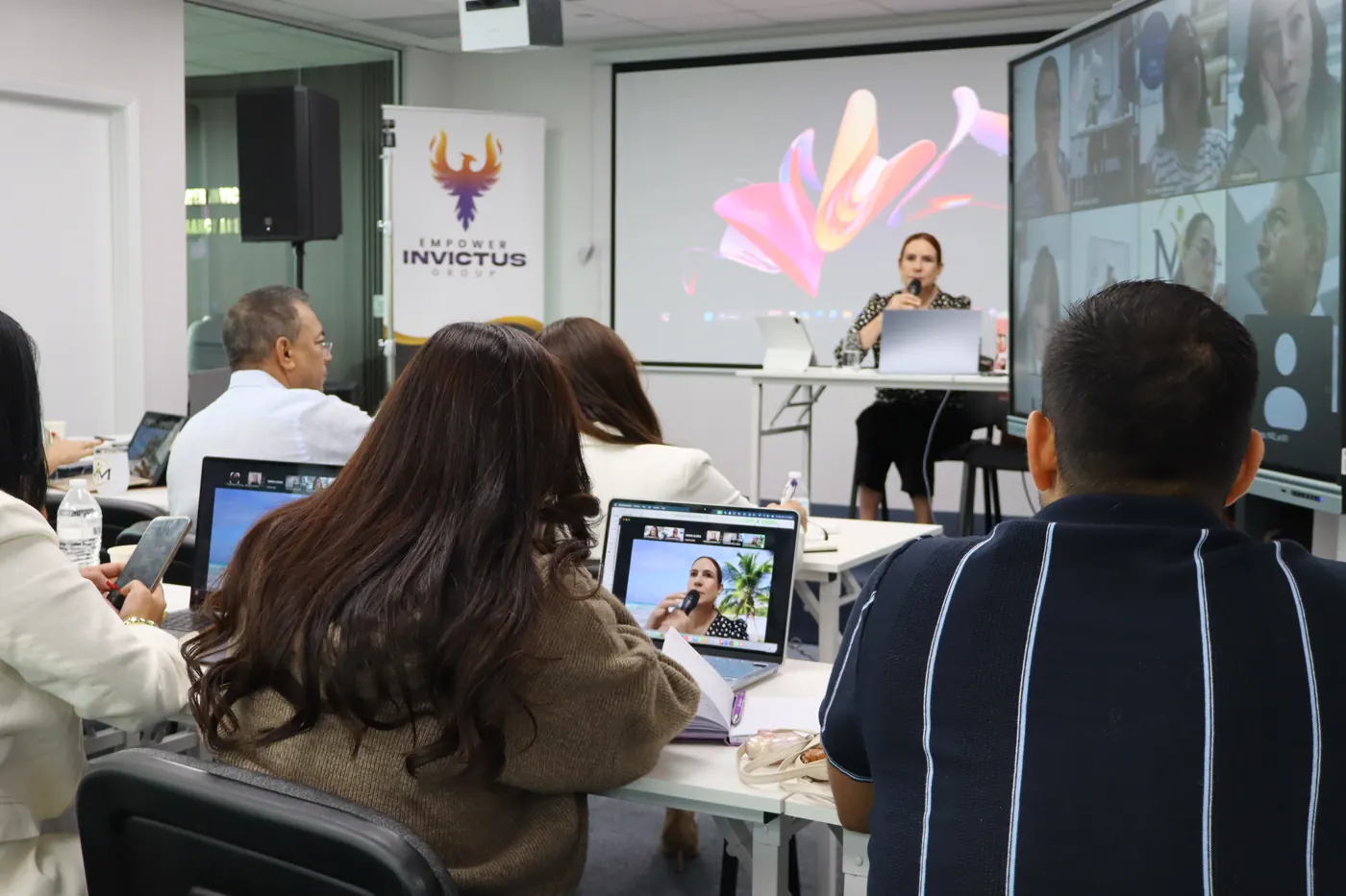 Agentes de Empower Invictus tomando notas durante una capacitación